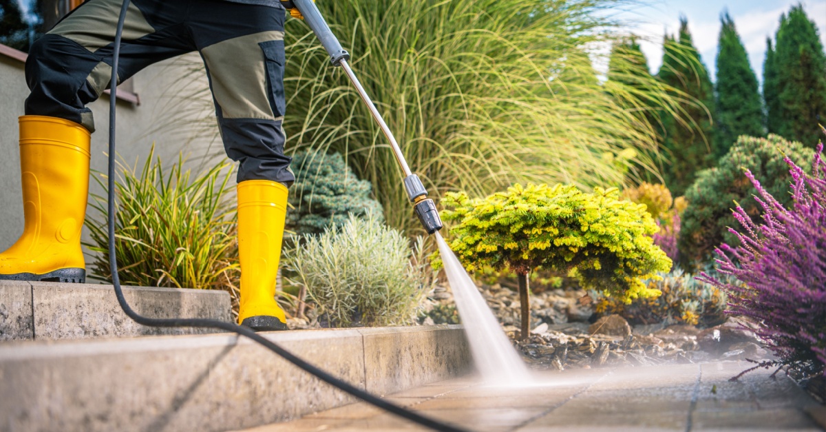 pressure washing sidewalk